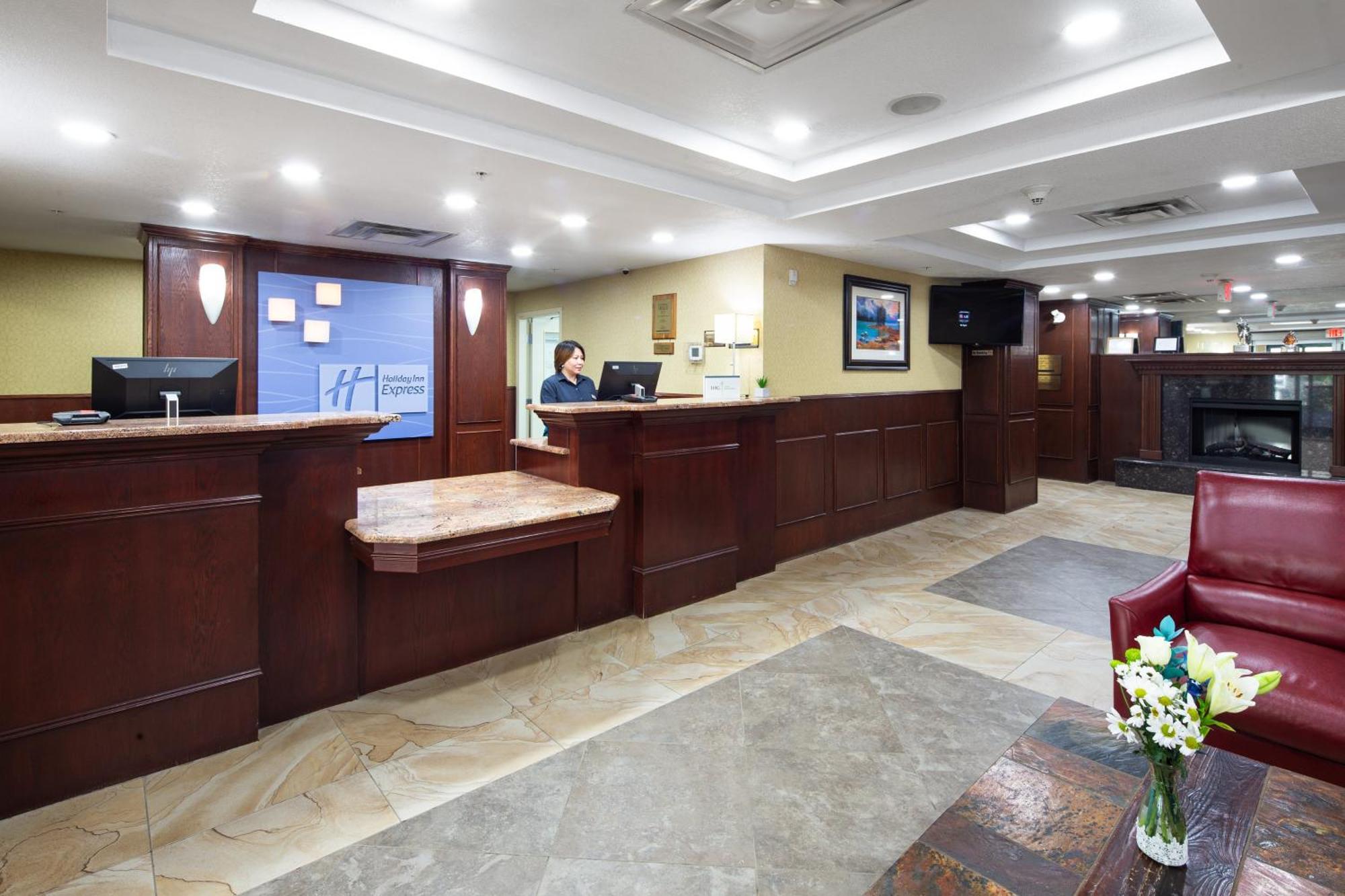 Holiday Inn Express Hotel & Suites Edson By Ihg Εξωτερικό φωτογραφία